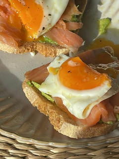 Foto de Tosta de Abacate, Salmão Fumado e Ovo