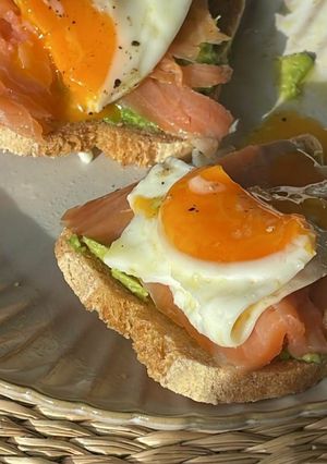 Foto de Tosta de Abacate, Salmão Fumado e Ovo