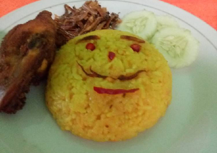 Nasi kuning kumis simpel