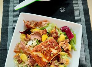 Una foto de Ensalada templada de torreznos y queso a la parrilla con melocotón y jamón