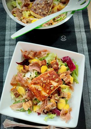 Una foto de Ensalada templada de torreznos y queso a la parrilla con melocotón y jamón