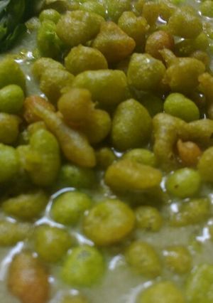 A picture of Spinach crisp in chenopodium dip.