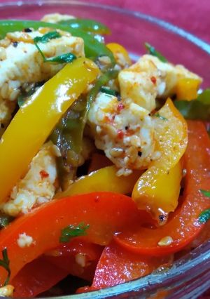 पनीर और कैप्सिकम स्टर फ्राई (Paneer aur capsicum stir fry recipe in Hindi) रेसिपी मुख्य फोटो