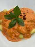 Gnocchi de patata con salsa de tomate y nata