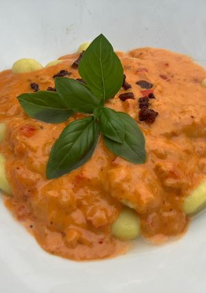 Foto principal de Gnocci de patata con salsa de tomate y nata