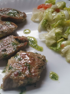 Una foto de Solomillo a la plancha con salsa verde (muy tierno)