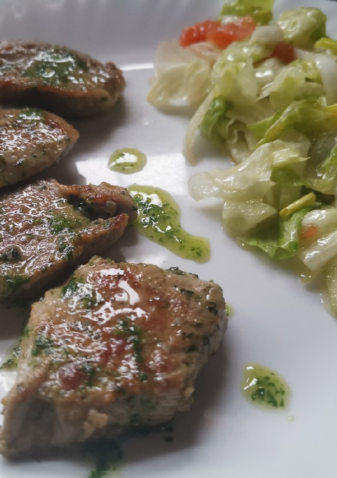 Una foto de Solomillo a la plancha con salsa verde (muy tierno)