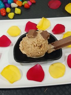 कॉफी वॉलनट आईस्क्रीम (coffee walnut ice cream recipe in marathi) रेसिपी चे मुख्य फोटो