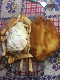 Una foto de Milanesa con papas fritas y huevo frito