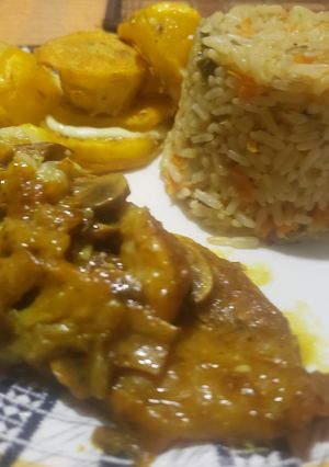 Una foto de Filete de Pescado con Champiñones en salsa de Ciruelas