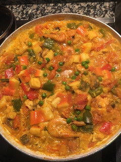 Una foto de Paella de pollo y marisco