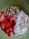 Yogurt con avena, chía y frutillas 😋