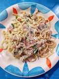 Fideos con salsa de verdeo, paleta y queso crema