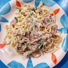 Una foto de Fideos con salsa de verdeo, paleta y queso crema