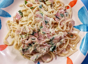 Una foto de Fideos con salsa de verdeo, paleta y queso crema