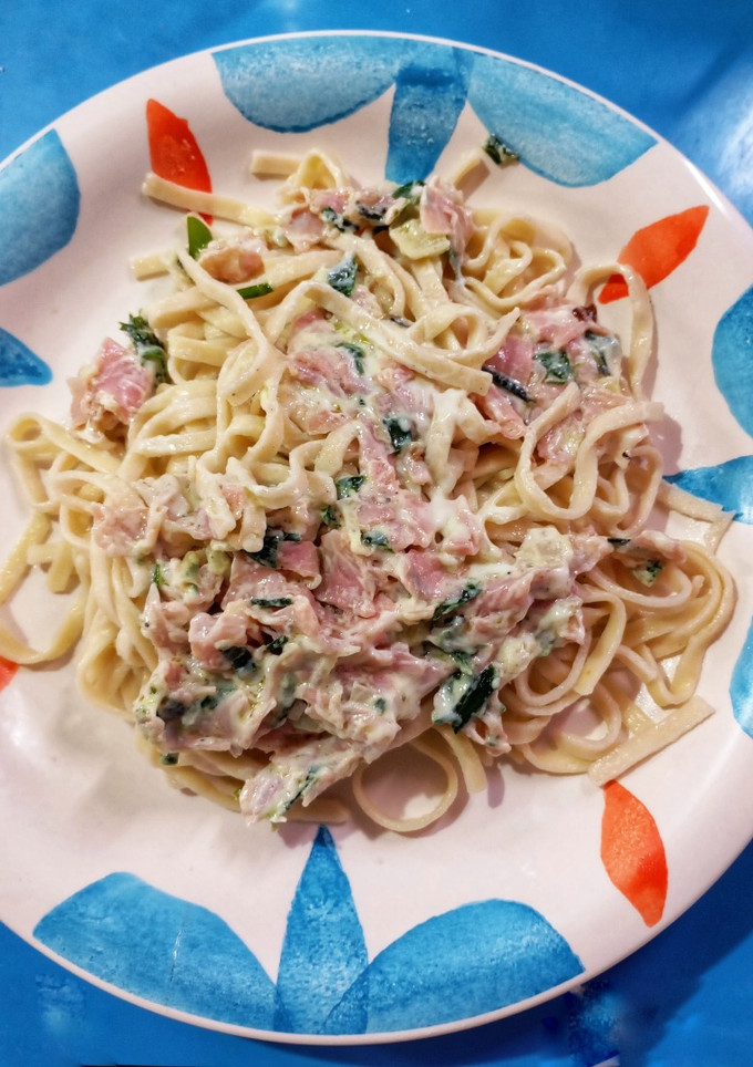Una foto de Fideos con salsa de verdeo, paleta y queso crema