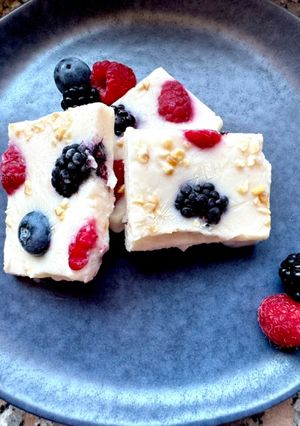 Foto di Quadrotti allo yogurt con frutti di bosco, frozen