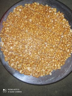 શીંગ ની ચીકી (Peanut Chikki Recipe in Gujarati) રેસીપી મુખ્ય ફોટો