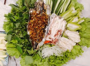 Hình của món Cá hấp gia vị kiểu miền trung, cuốn bánh tráng.