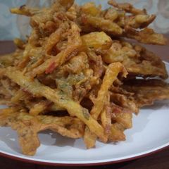 A picture of Aloo piyaz k pakoray.