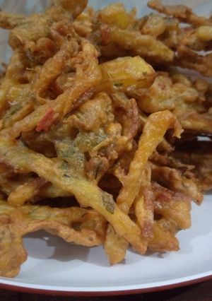 A picture of Aloo piyaz k pakoray.