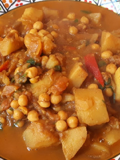 Una foto de Dhal de patatas y garbanzos