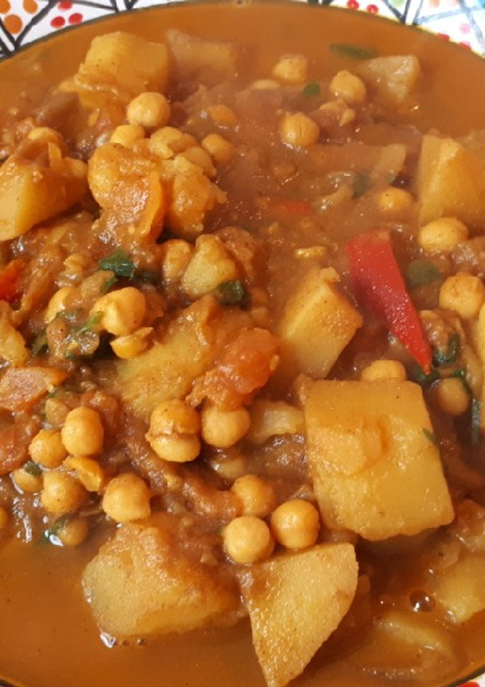 Una foto de Dhal de patatas y garbanzos
