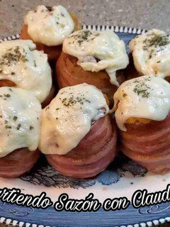 Una foto de Papas rellenas con queso envueltas en tocino🌺