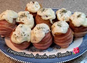 Una foto de Papas rellenas con queso envueltas en tocino🌺