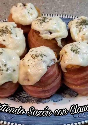 Una foto de Papas rellenas con queso envueltas en tocino🌺