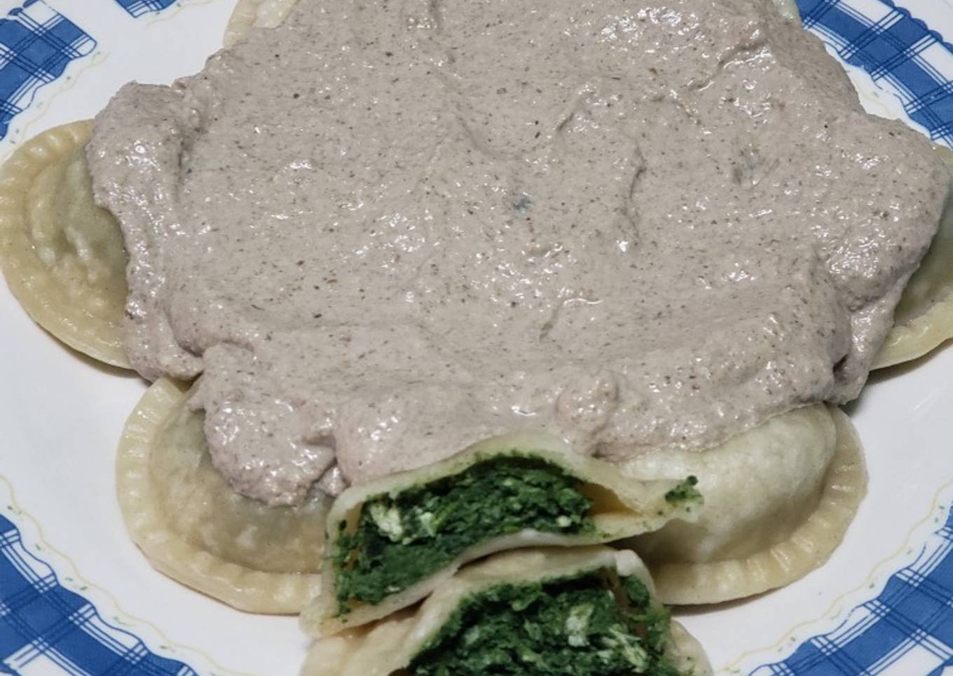 Spinach sauce and mushrooms with sour cream