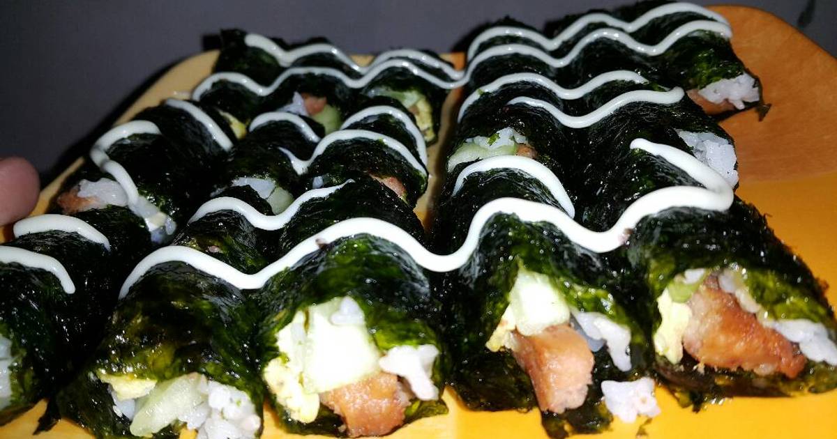 Premium Photo  Nori sushi roll in a bamboo mat