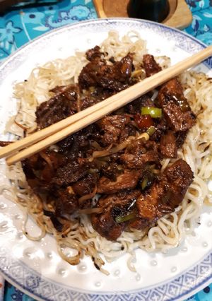 Sült mie tészta keleti fűszerezésű feltéttel recept fotója