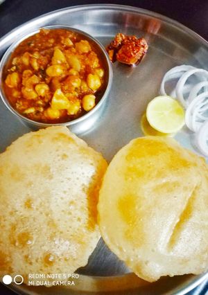 A picture of Chole bhature.