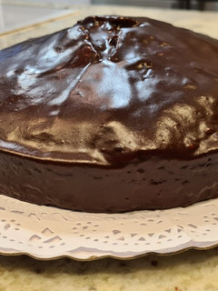 Una foto de Bizcocho de leche con cobertura de chocolate