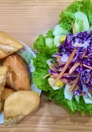 Hình của món Combo salad trộn và bánh mỳ nướng bơ tỏi 🥖🍞🥗🥗.