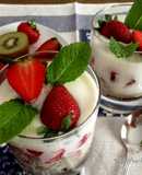 Trifle de fresas y kiwi con crema ligera de yogur