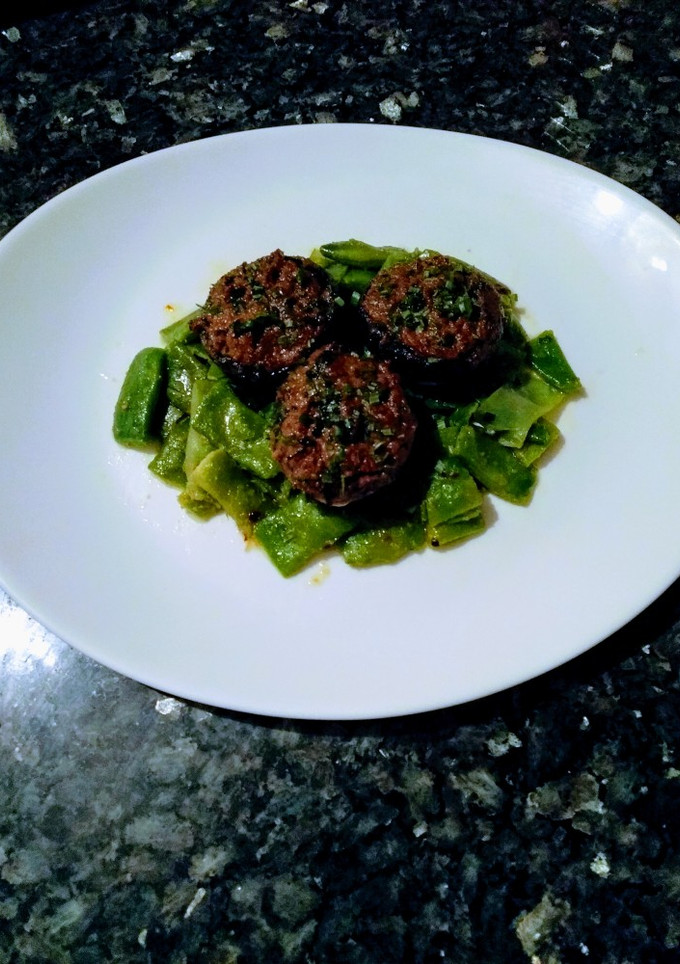 Una foto de Champiñones con paté al wok de judías verdes
