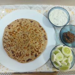 A picture of Potato paratha with onion raita.