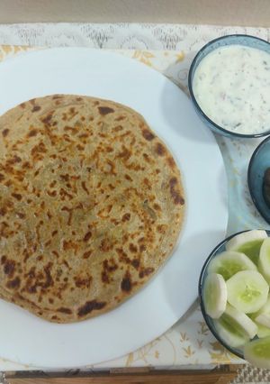 A picture of Potato paratha with onion raita.