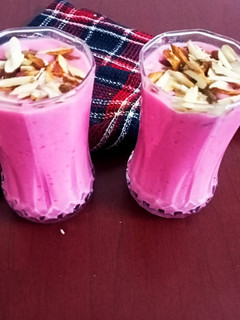 રોઝ લસ્સી (Rose Lassi Recipe In Gujarati) રેસીપી મુખ્ય ફોટો