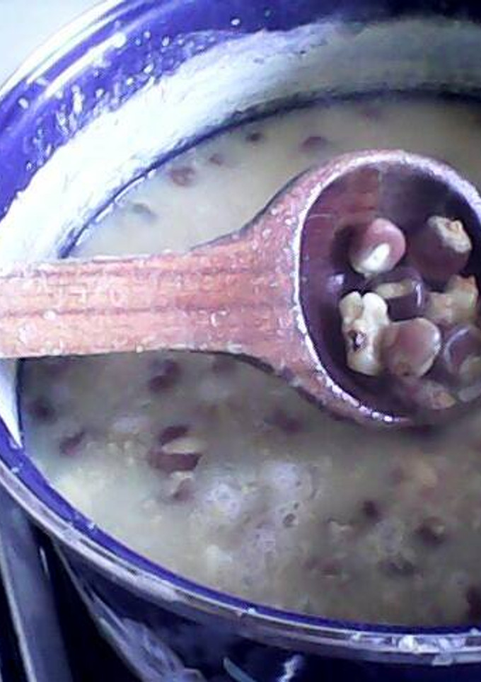 Una foto de Pozole de maíz azul o rojo con champiñones