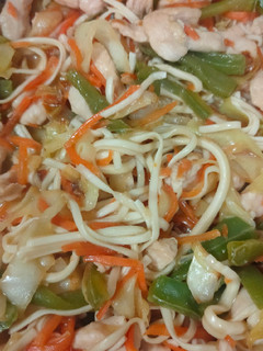 Una foto de Noodles con pollo y verduras