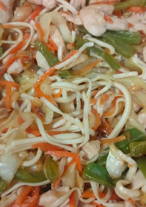 Una foto de Noodles con pollo y verduras