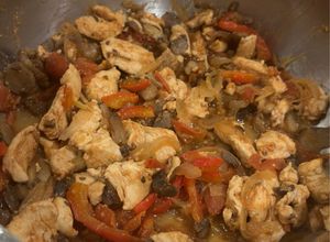 Foto de Frango e cogumelos com molho de tomate cherry