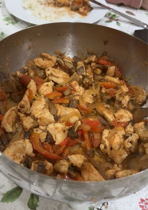 Foto de Frango e cogumelos com molho de tomate cherry