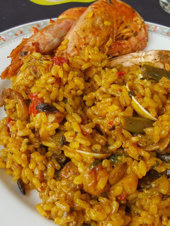 Una foto de Paella de marisco