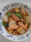 Salmon miso nabe bersama batang saderi (celery) & lobak putih (daikon)