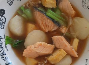 Gambar Salmon miso nabe bersama batang saderi (celery) & lobak putih (daikon)