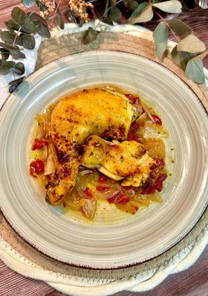 Foto principal de Pollo en cama de cebolla y pimiento de piquillo en Airfryer